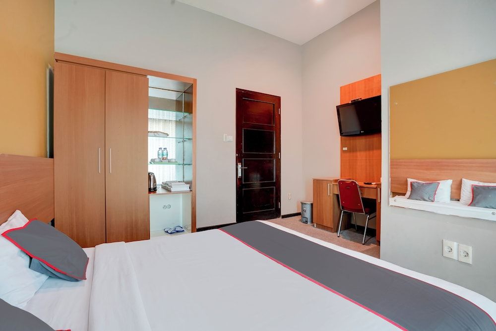 Collection O Padang near Mesjid Raya Syekh Ahmad Al-Minangkabawi formerly Hotel Surya Palace Standard Double Room