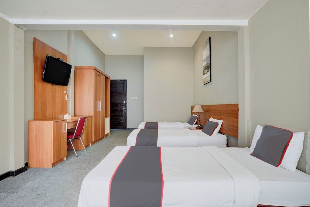 Collection O Padang near Mesjid Raya Syekh Ahmad Al-Minangkabawi formerly Hotel Surya Palace Standard Suite, 3 Twin Beds 2