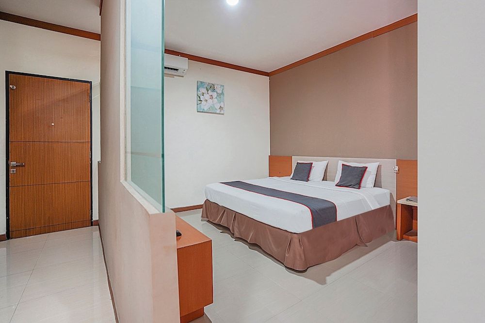 Collection O 90724 Hotel Sinar Sidoarjo Standard Suite, 2 Twin Beds 4