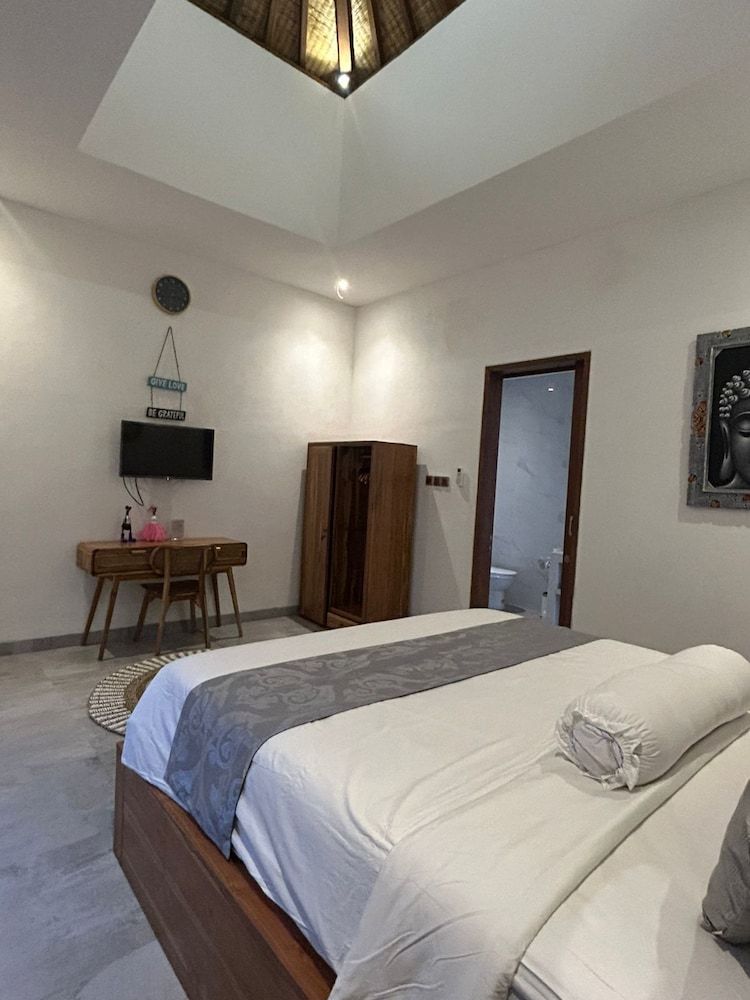 Deluxe Room, Bathtub, Pool View
