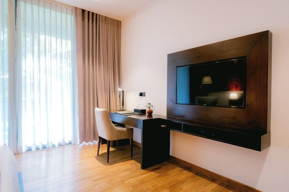 Waters Edge Hotel Deluxe Double Room, Balcony, Garden View 14