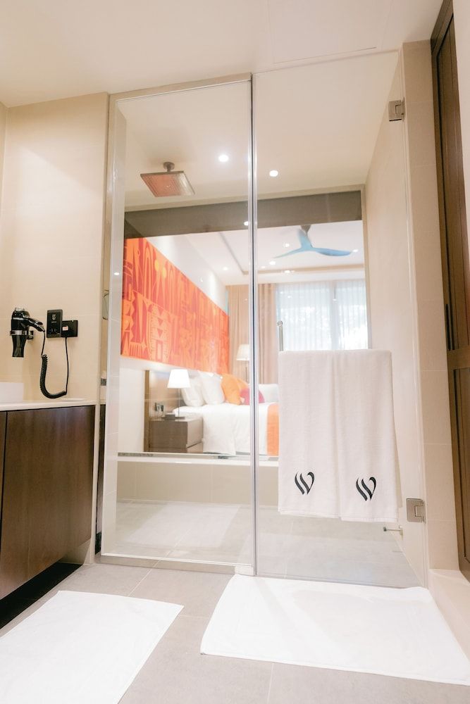 Waters Edge Hotel Twin Room, Balcony, Garden View 11