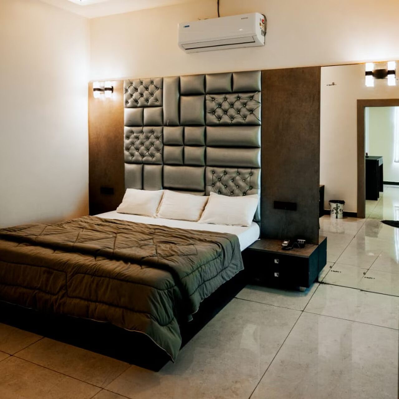 DELUXE ROOM