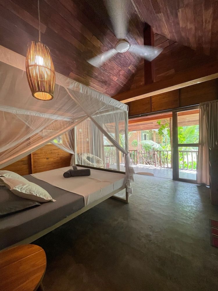 Deluxe Cottage, 1 King Bed, Garden View, Beachside