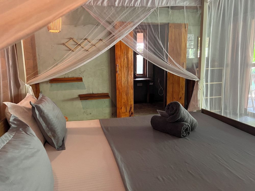Deluxe Cottage, 1 King Bed, Garden View, Beachside