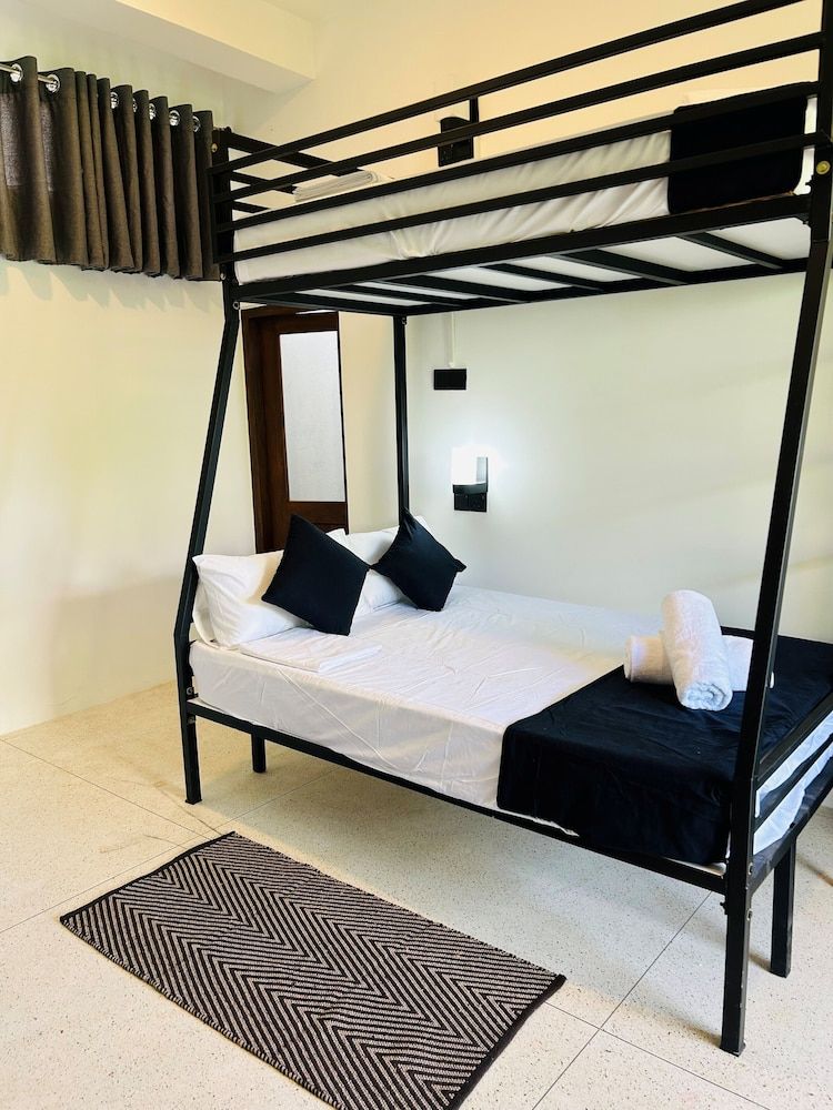 Mich's Surf Villa & Hostel