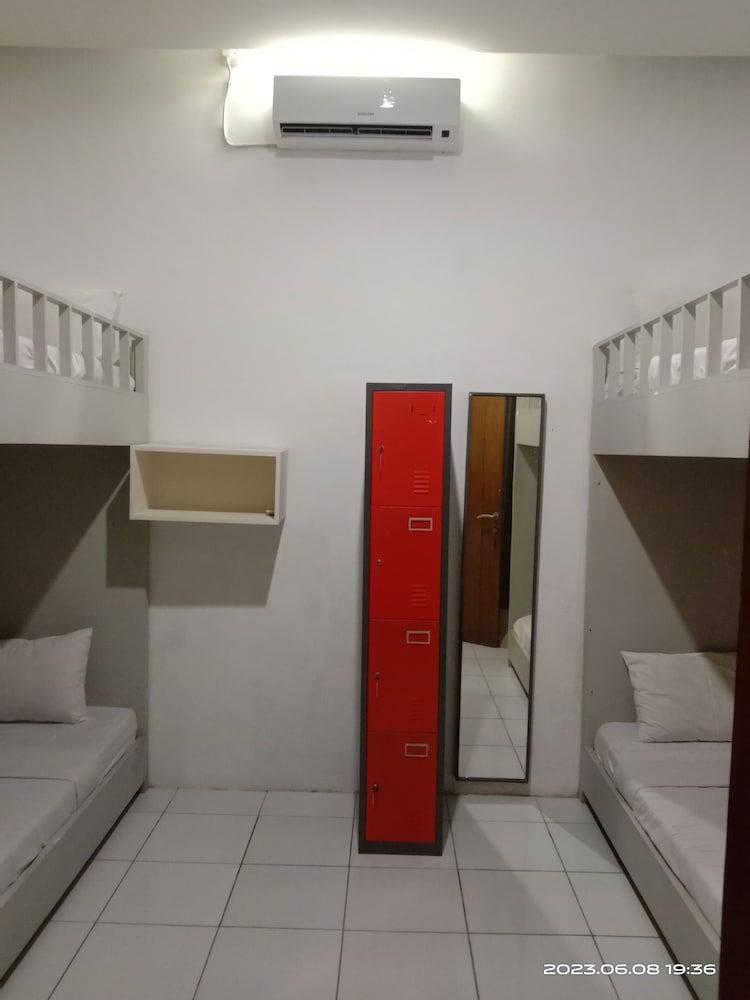 Shared Dormitory, Shared Bathroom