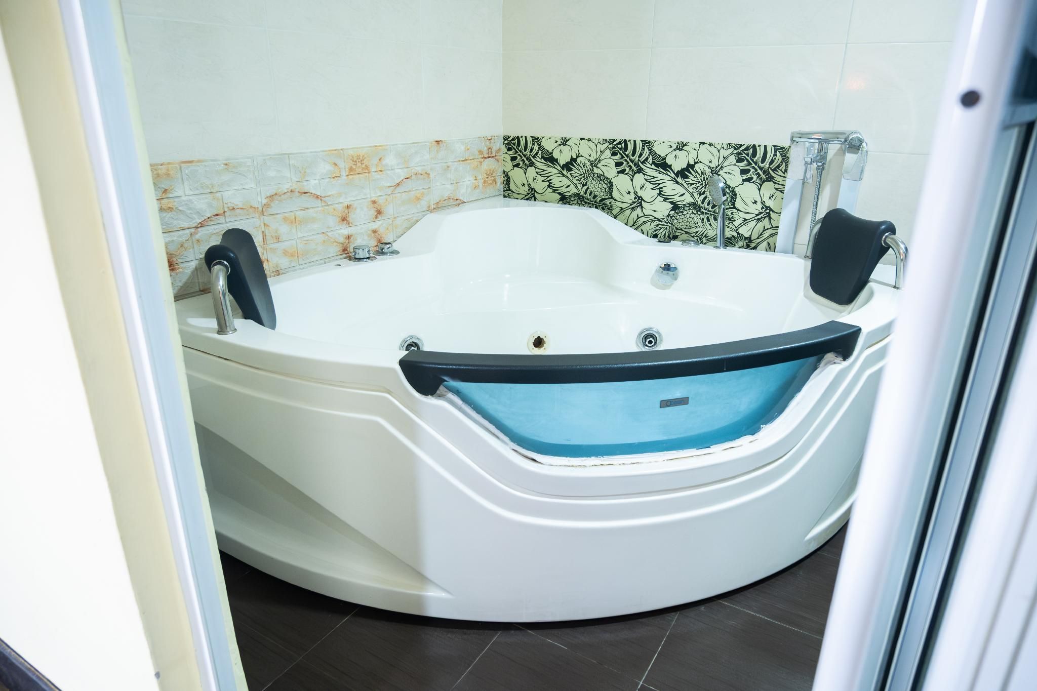 Premium Family - 4 Suite with Jacuzzi Spa Bath