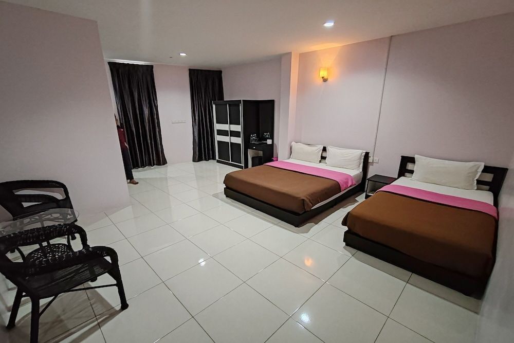 Hotel Kuang Hua Sitiawan Near To (UniKL-MIMET) Deluxe Triple Room