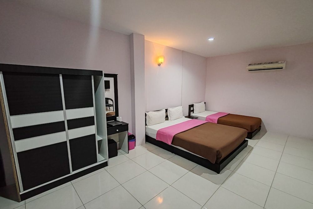 Hotel Kuang Hua Sitiawan Near To (UniKL-MIMET) Deluxe Triple Room 2