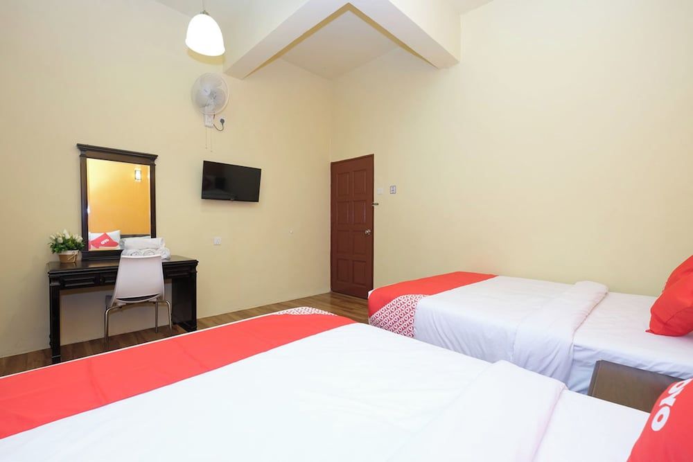 Hotel Tudor Cameron Highland Signature Quadruple Room, 2 Double Beds, Private Bathroom 3