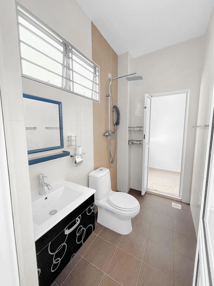 4 Bedroom Landed House Deluxe House, 4 Bedrooms, Non Smoking, Balcony 5