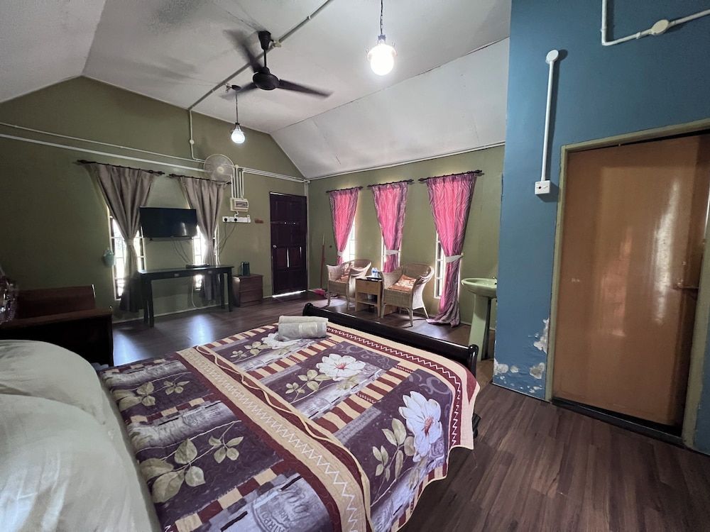 Nurbayu Chalet, Kemaman Deluxe Room, 1 Queen Bed 4