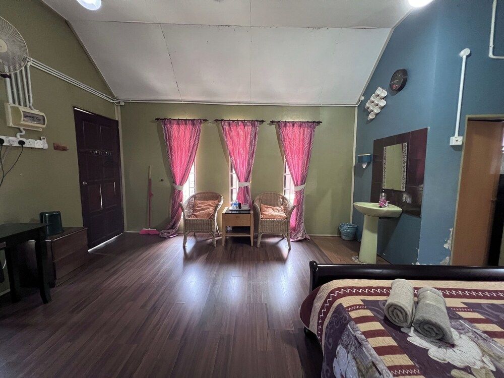 Nurbayu Chalet, Kemaman Deluxe Room, 1 Queen Bed 9