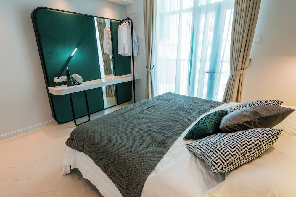 Superior Studio Suite, 1 Queen Bed, Balcony, City View