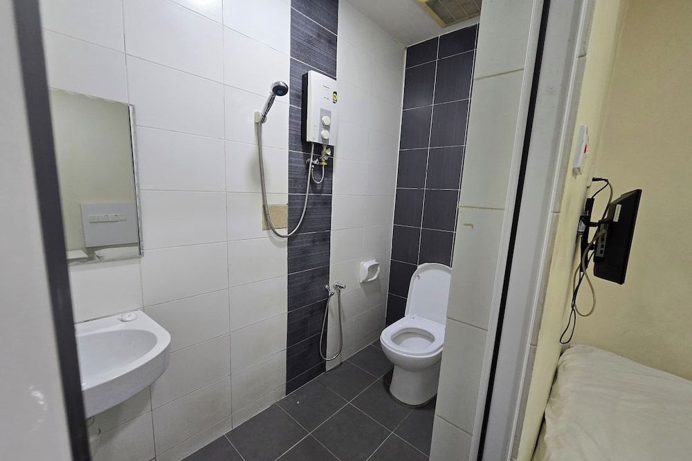 Fast Hotel Sri Gombak Double Room, No Windows 4