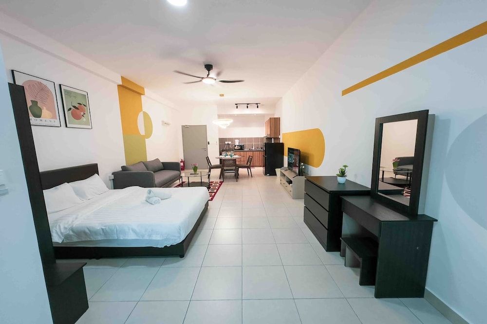 Superior Studio, 1 Queen Bed, Balcony, City View