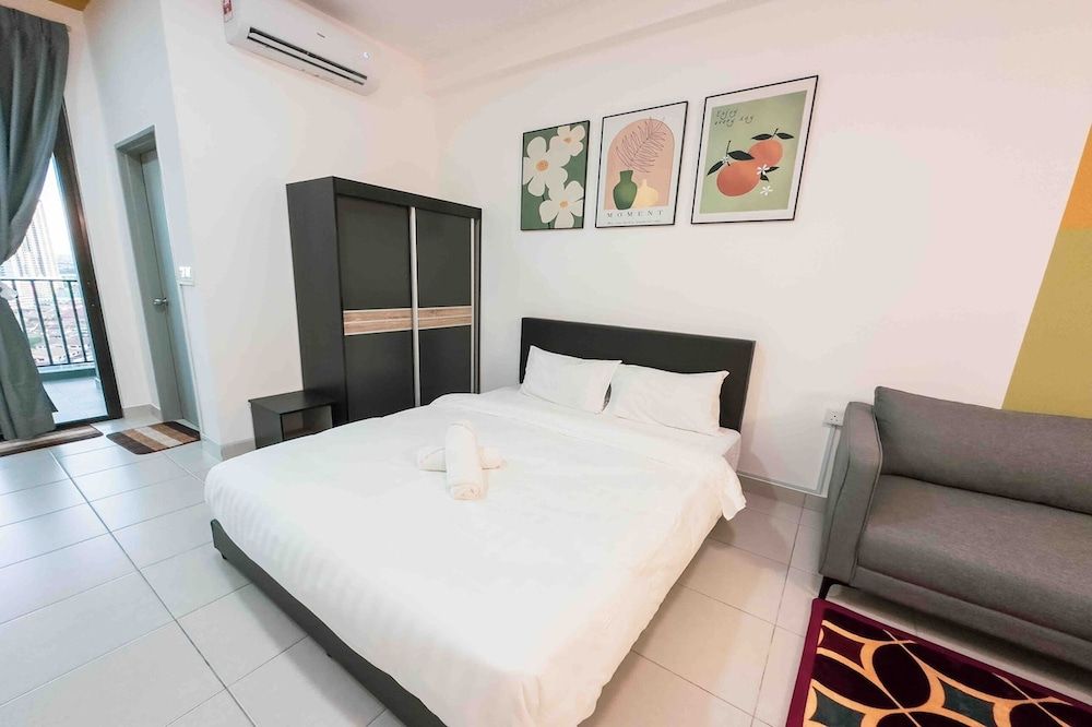 Superior Studio, 1 Queen Bed, Balcony, City View