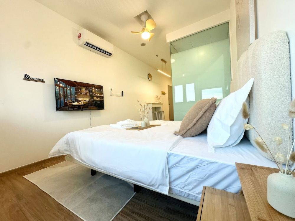 Superior Studio, 1 Queen Bed, City View