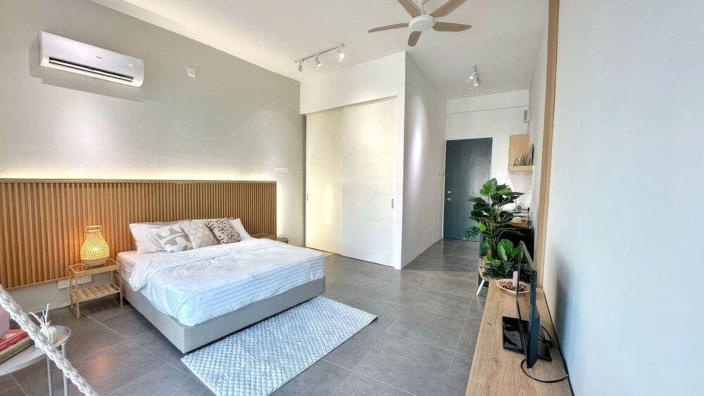 Superior Studio, 1 Queen Bed, Balcony, City View