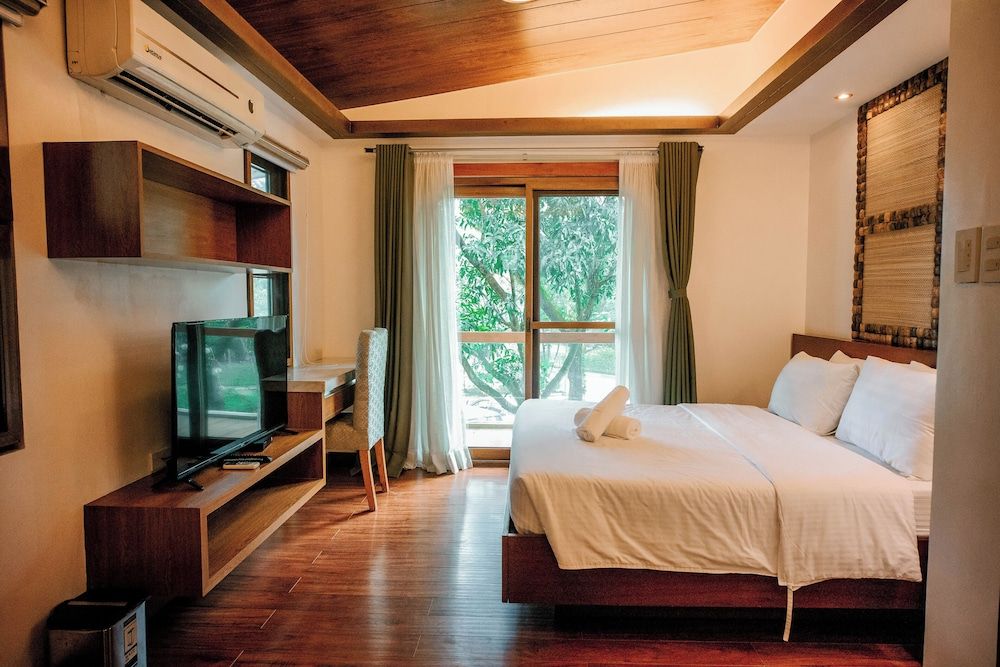 Estancia De Lorenzo Family Room, 2 Bedrooms, Garden View