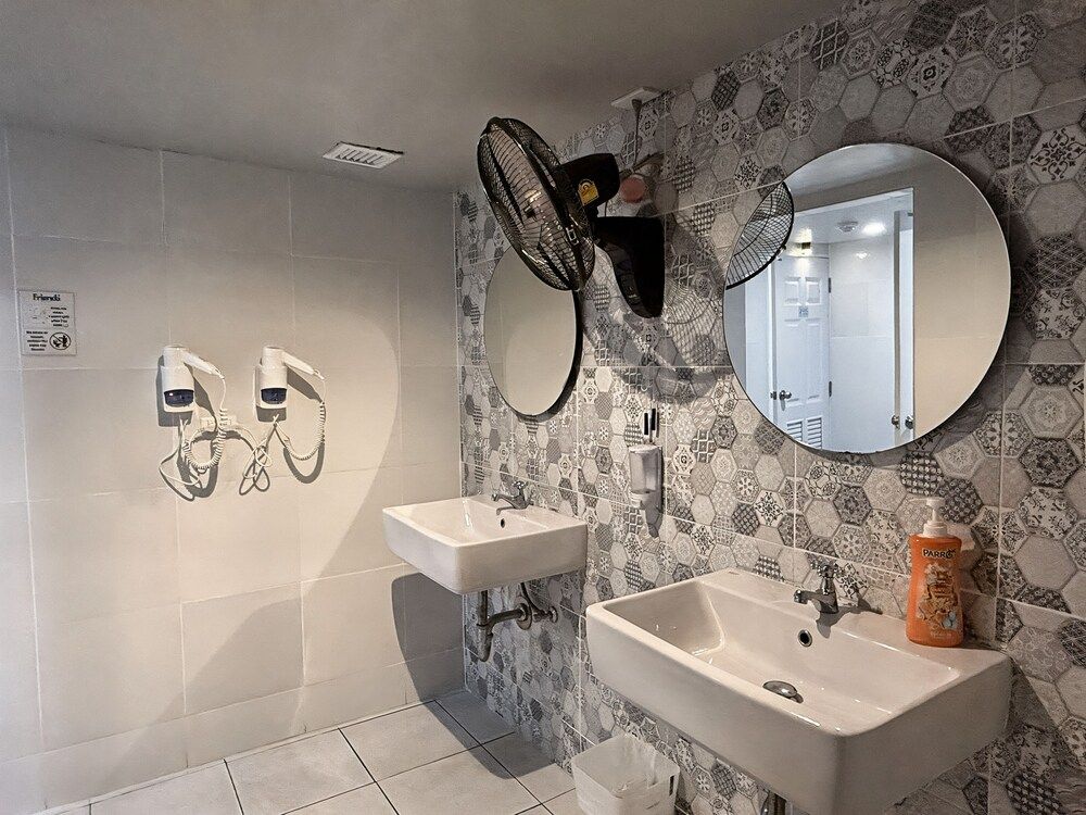 Friends Hostel - Phuket Airport Deluxe Double Room 8