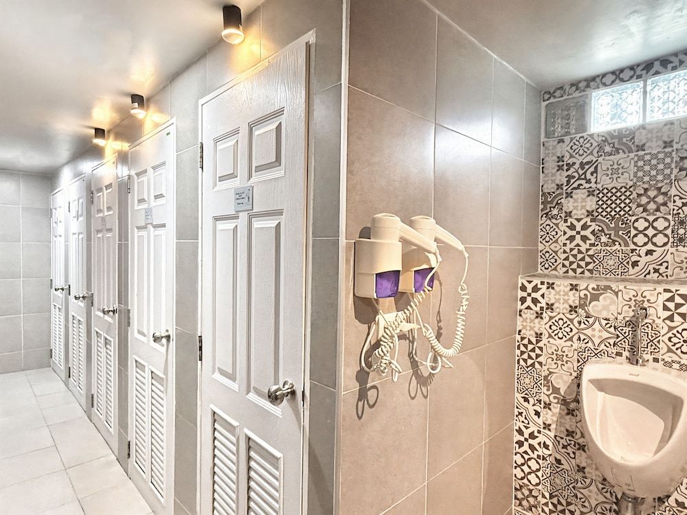 Friends Hostel - Phuket Airport Deluxe Double Room 9