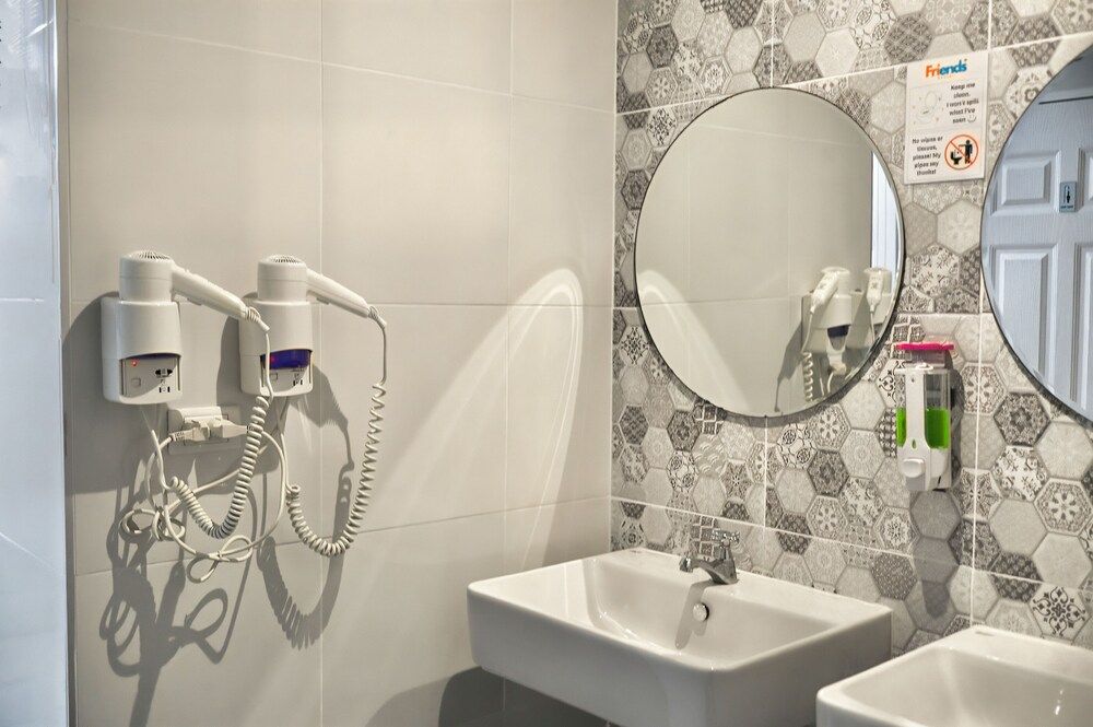 Friends Hostel - Phuket Airport Deluxe Double Room 5