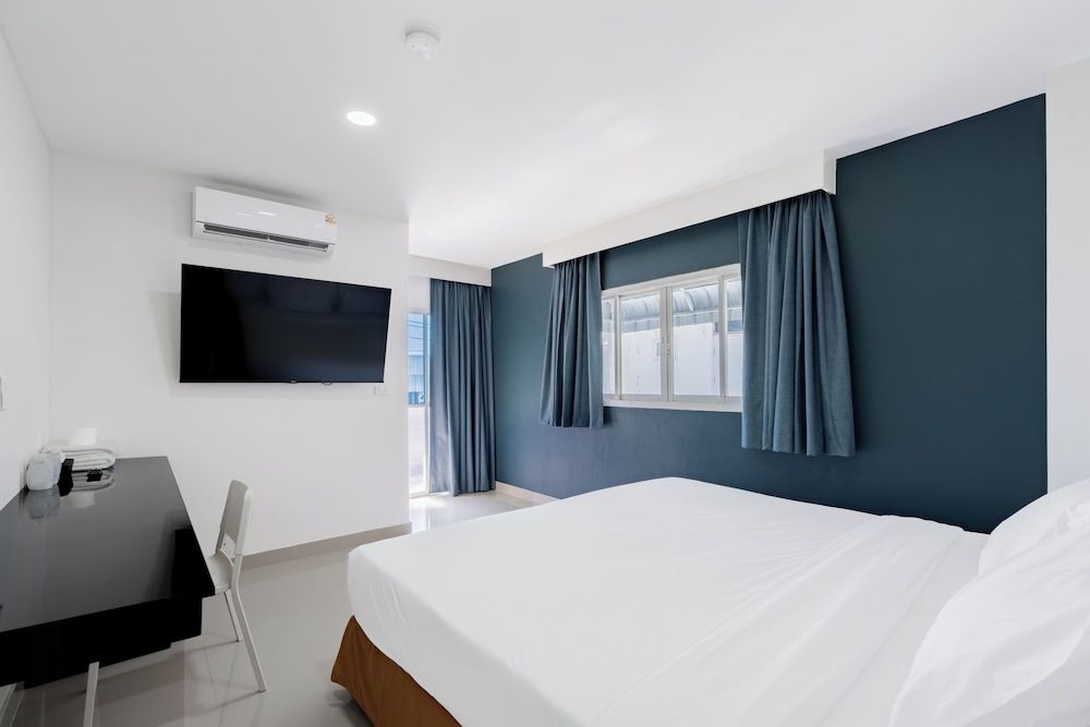Terminal2 Hotel Phukettown Superior Room, 1 King Bed 4