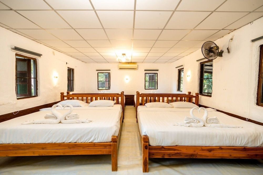 19 Degrees Resort Giraffe Room 8 Persons 2 Toilets with River View 5