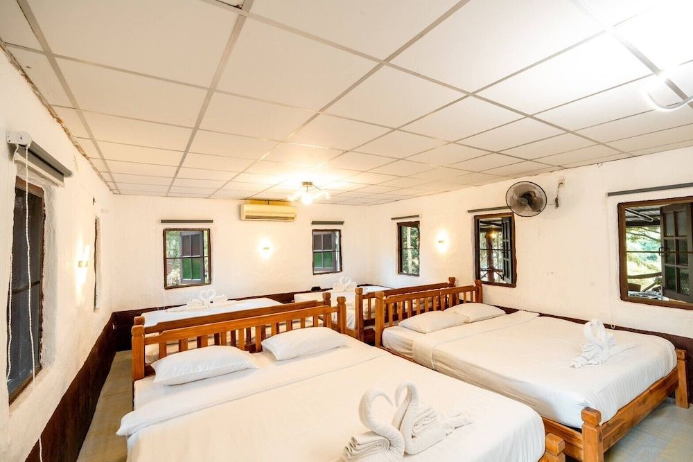 19 Degrees Resort Giraffe Room 8 Persons 2 Toilets with River View 3