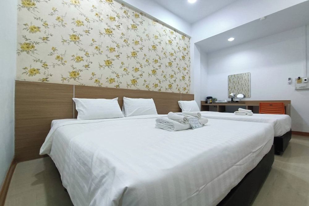 Top Inn Hotel Family Room, Multiple Beds 4