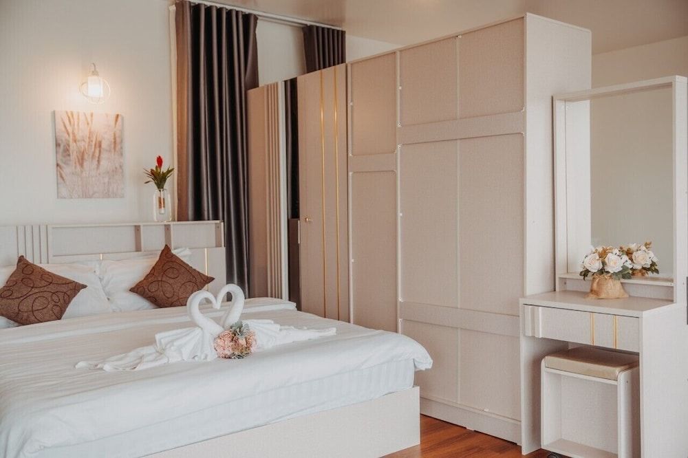 Grand Room, 2 Bedrooms, Bathtub, Mountain View