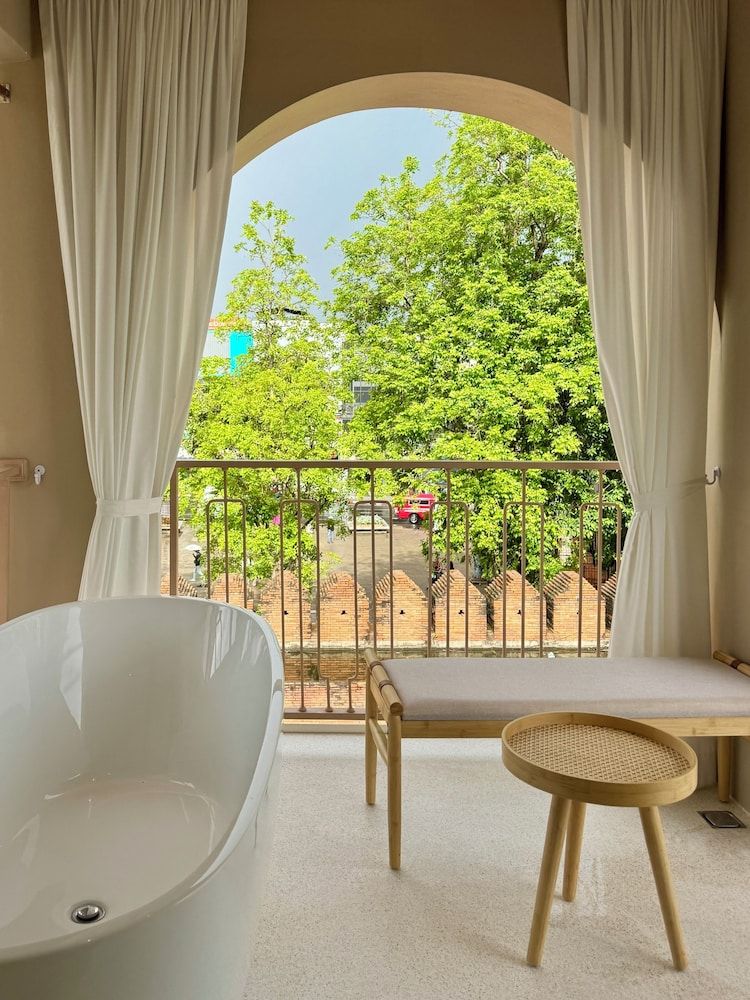 PE-LA Thapae Boutique Hotel Deluxe Suite, City View 5