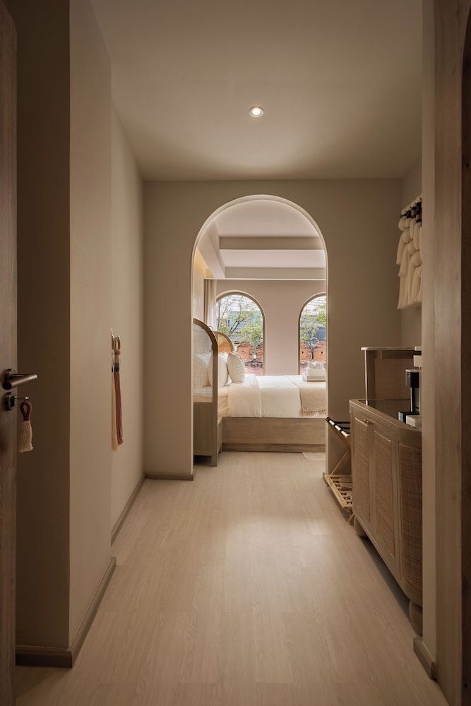 PE-LA Thapae Boutique Hotel Deluxe Suite, City View 9