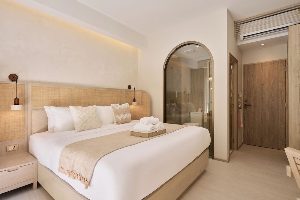 PE-LA Thapae Boutique Hotel Signature Room, 1 King Bed, Pool View 2