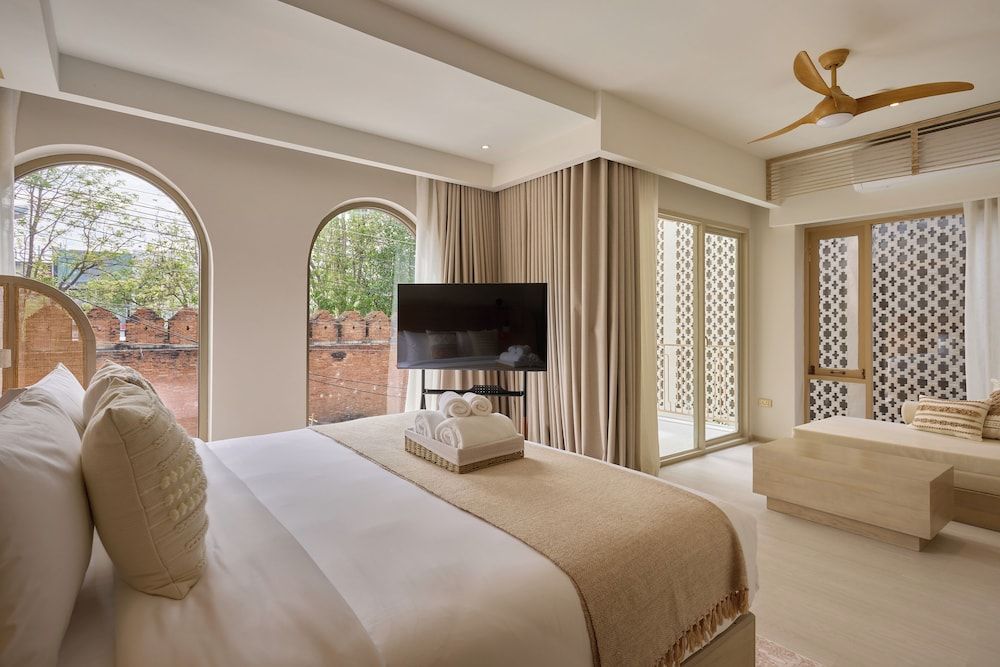 PE-LA Thapae Boutique Hotel Deluxe Suite, City View