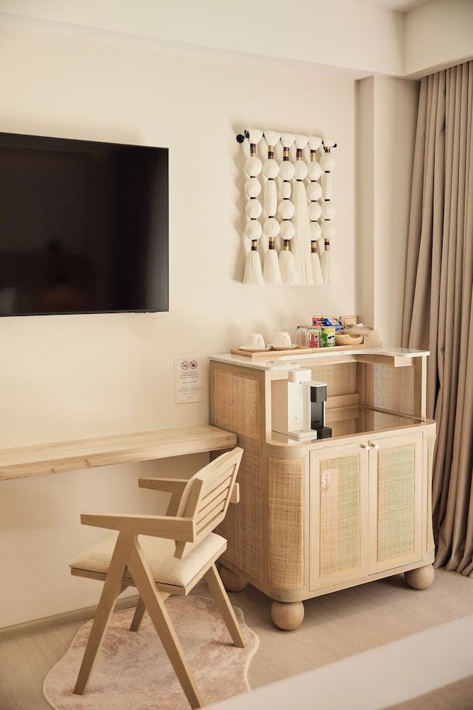 PE-LA Thapae Boutique Hotel Signature Room, 1 King Bed, Pool View 9