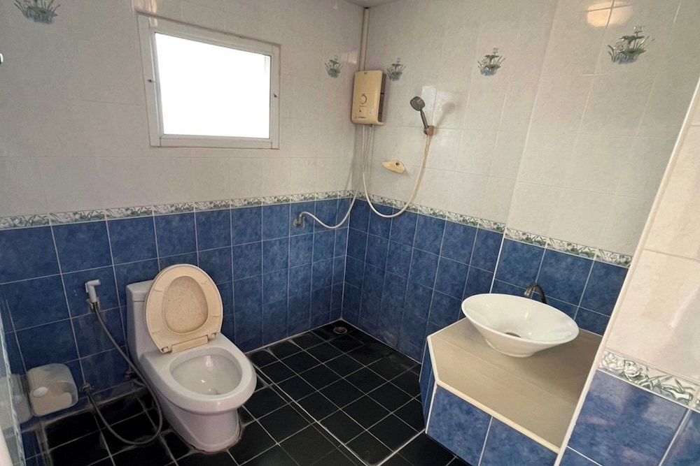 Chompoo Inn Standard Room 6