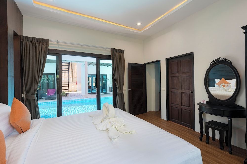 Blue Palm Residence Kata Deluxe Suite, Poolside 2