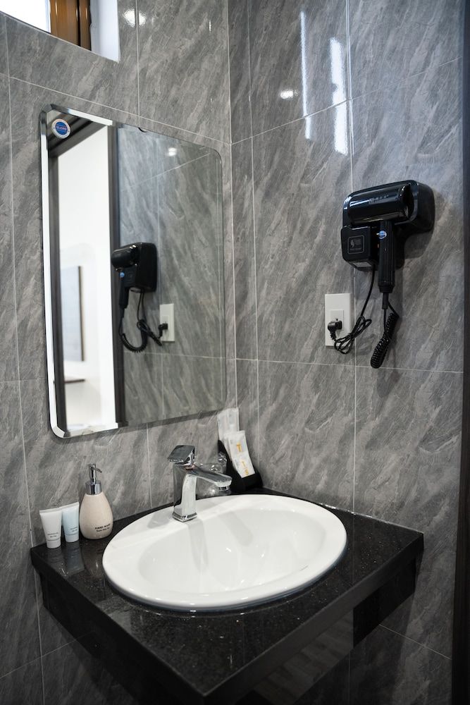 Tuyet Suong Hotel Superior Room, 1 Queen Bed 8