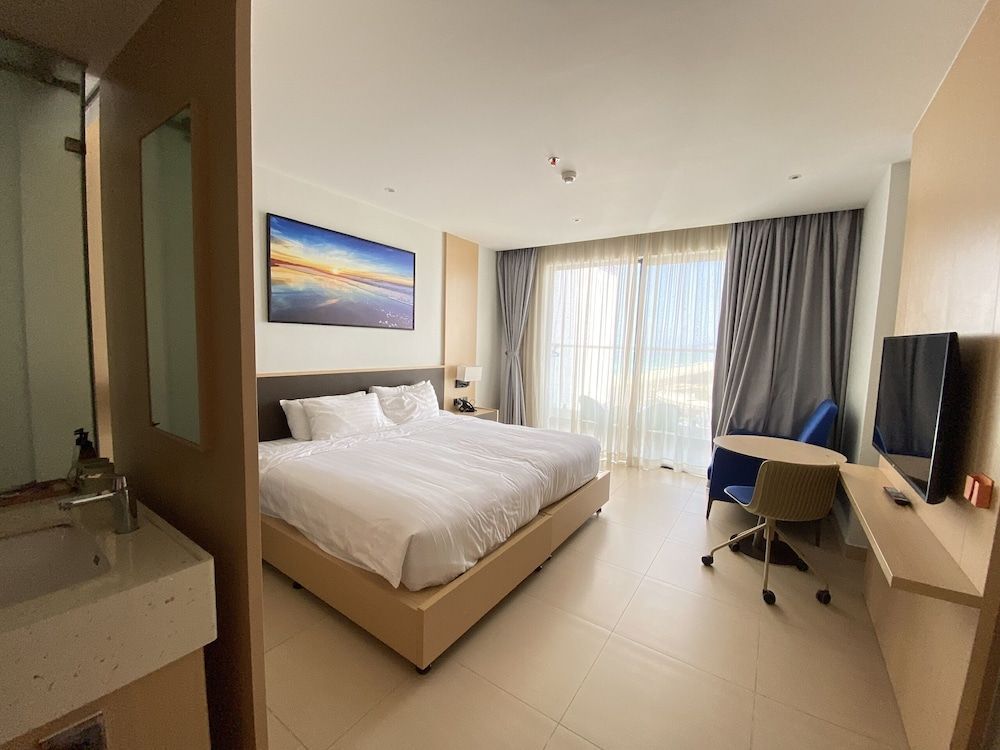 Arena Resort Luxury With Ocean View Deluxe Room, Partial Sea View 6