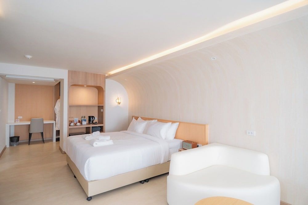 Royal Room, Bathtub, Mountain View