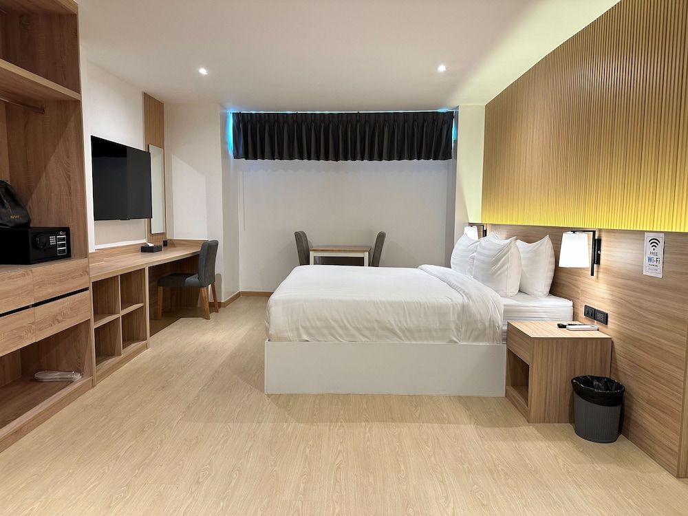 Winston Hotel Deluxe Double Room, No Window, Non-Smoking 2