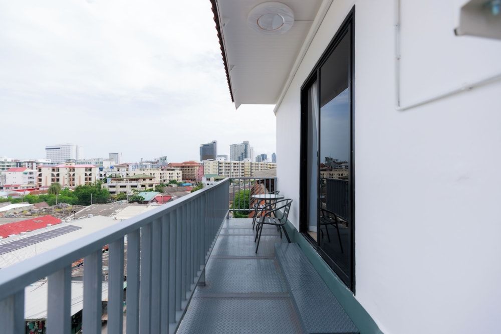 Banana Guesthouse South Pattaya Deluxe Single Room, Balcony, City View 3
