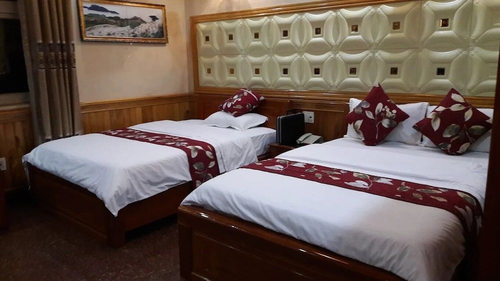 KHACH SAN TRIEU KY VOONG Standard Triple Room, City View 2