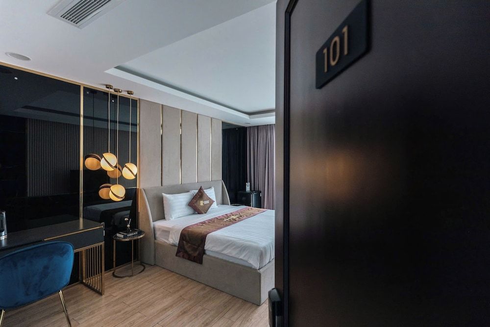 Luxhome Mekong Hotel Luxury Suite, Park View 6