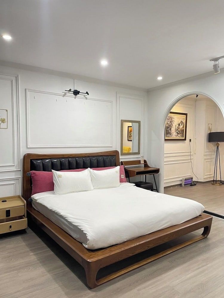 Deluxe Room, 1 King Bed with Sofa bed, City View