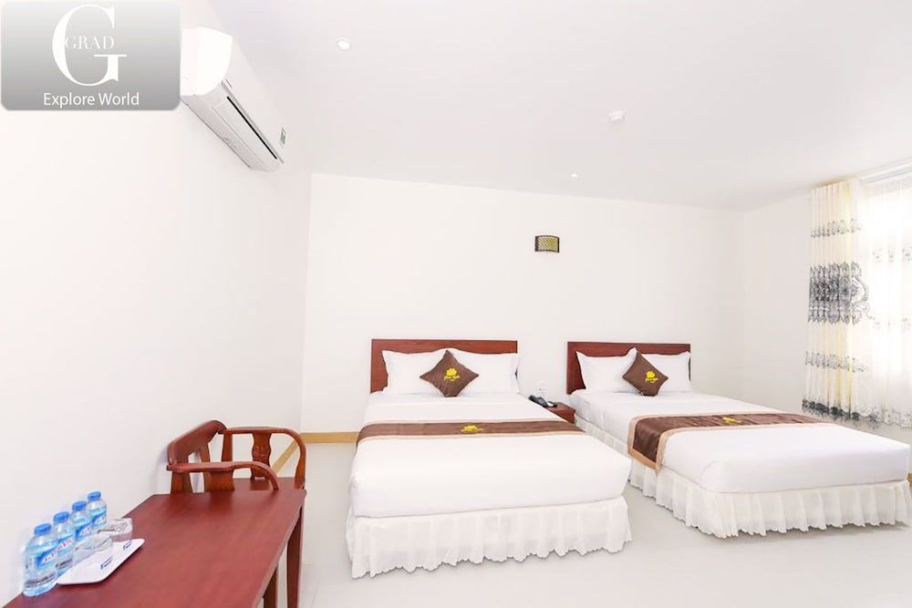 Bong Sen Xanh Hotel Deluxe Quadruple Room, City View 3