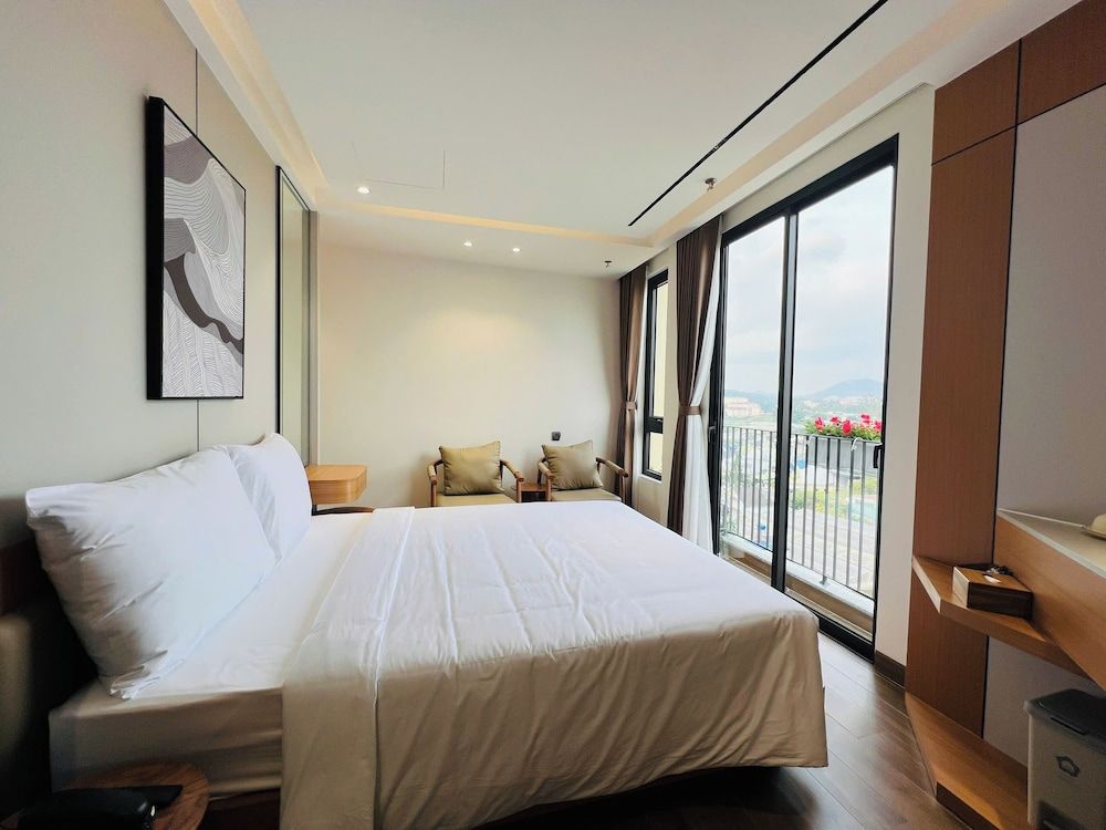 Luxury Suite, Balcony, City View